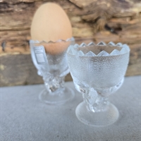 høns på klare glas æggebægre på fod gengrug